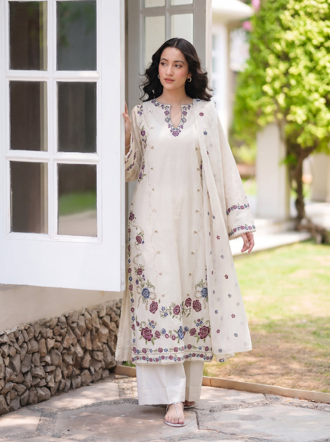 Zeb-e-Noor Embroidered 3PC Lawn Cotton – Off-White