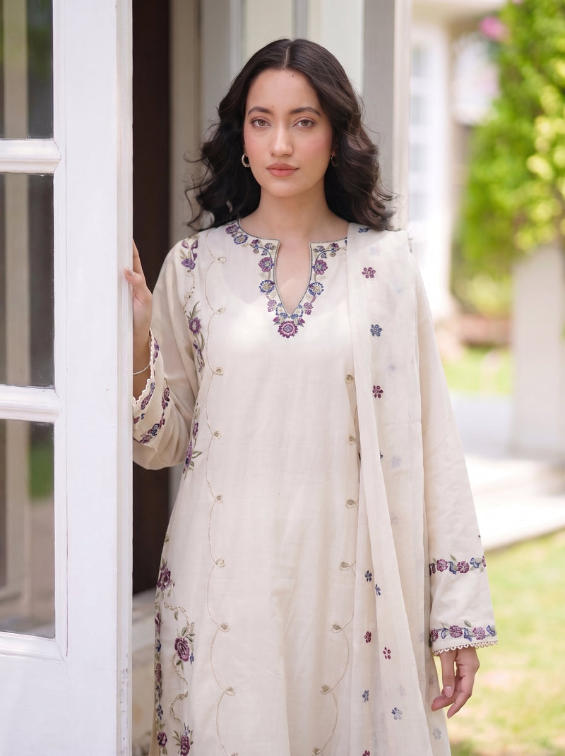 Zeb-e-Noor Embroidered 3PC Lawn Cotton – Off-White